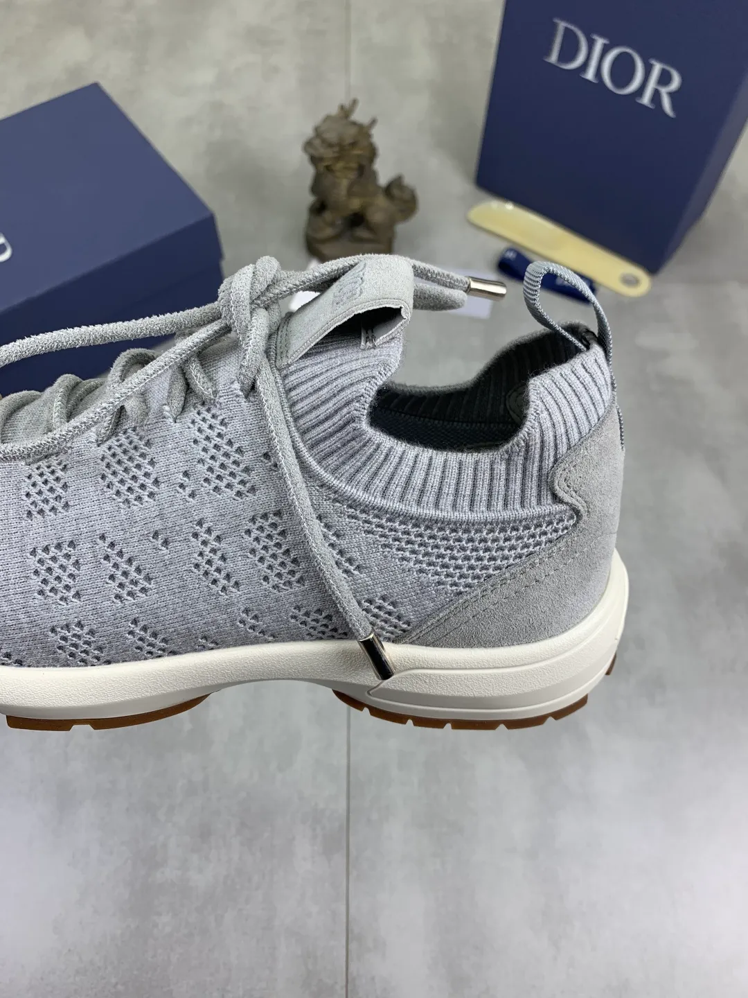 Men's men's shoes P400 new Dior Tech sneakers 2026 early spring series new products, with fashionable details, highlighting retro aesthetics. The fly-knit upper is spliced ​​with the sides of apricot transparent mesh fabric, and the leading edge of the upper window is laminated with high-frequency flat ironing and counter-pressure. The original craftsmanship is beautiful, comfortable and does not fall off. The interior is made of tonal sheep lining, which is soft and comfortable. The heel and tongue are embellished with the Paris logo. The textured TPU soles with the same tonal logo add to the high-end style.  Code number: 38-45 (46 customized)